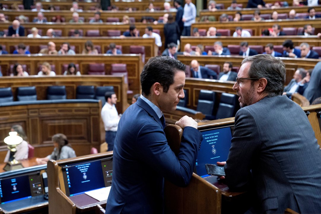Los populares García Egea y Maroto, conversando durante el pleno en el Congreso.
