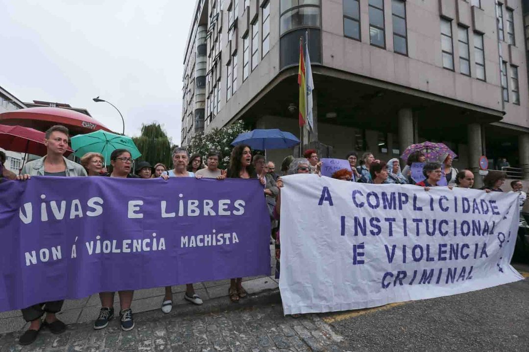 Concentración de mujeres a las puertas de los juzgados de Vigo hace unos meses en contra de la violencia machista