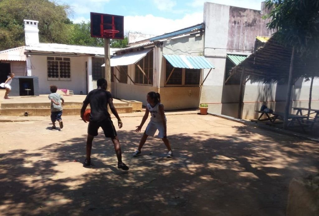 A pesar de la falta de materiales, las ganas de niños y adultos no hacen más que sumar, generando una gran pasión por el baloncesto gracias al proyecto de Rosana y Julia en esta escuela.