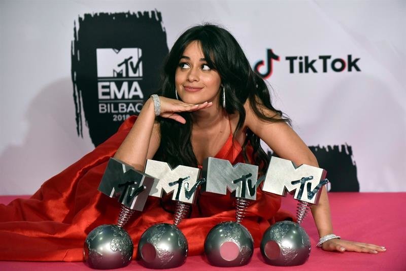 La cantante cubana Camila Cabello posa los galardones recibidos en la gala de entrega de los European Music Awards 2018