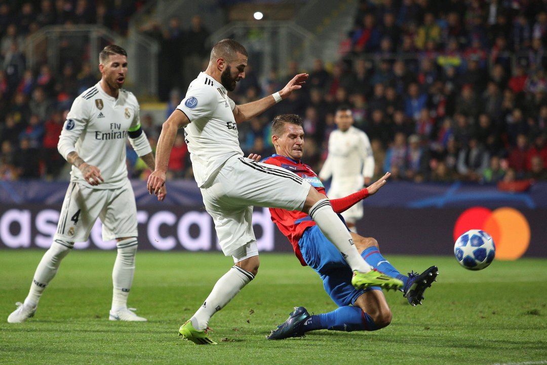 El madridista Karim Benzema disputa un balón con Lukas Hejda durante el partido de ayer.