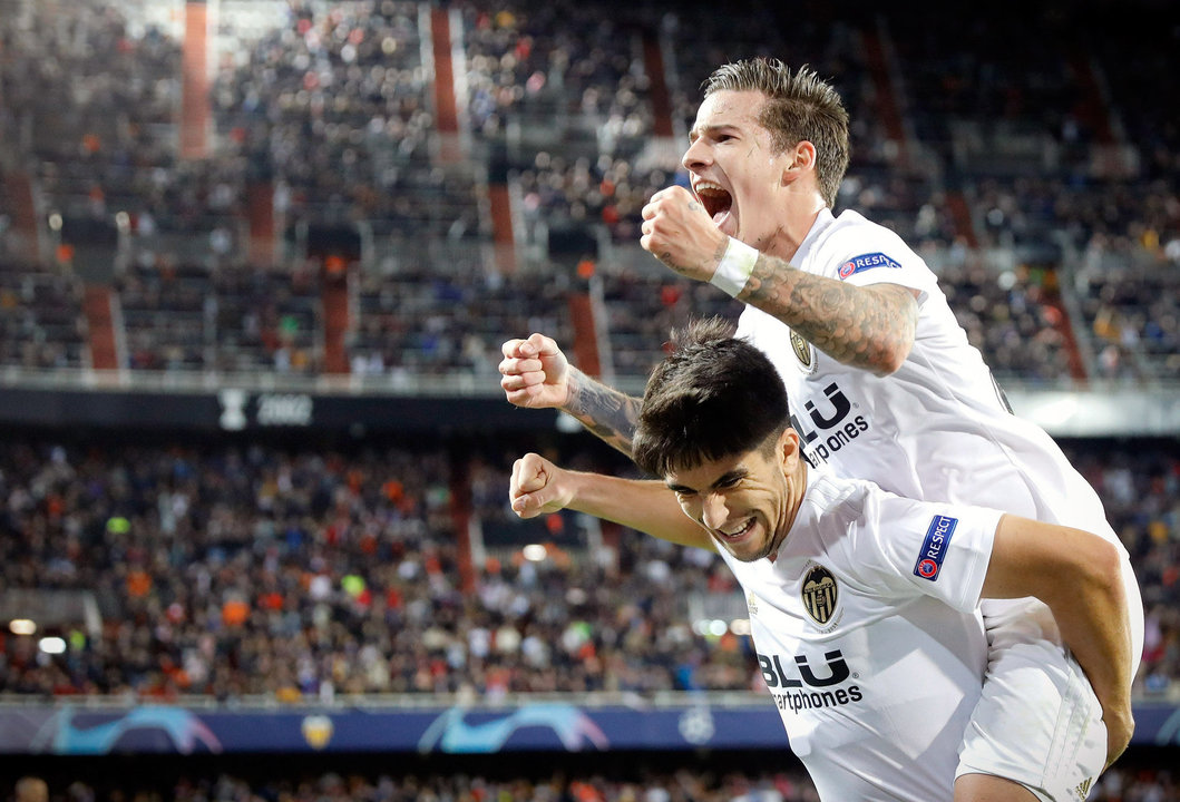 Carlos Soler y Santi Mina celebran el tercer gol del Valencia, ayer, en el estadio de Mestalla.