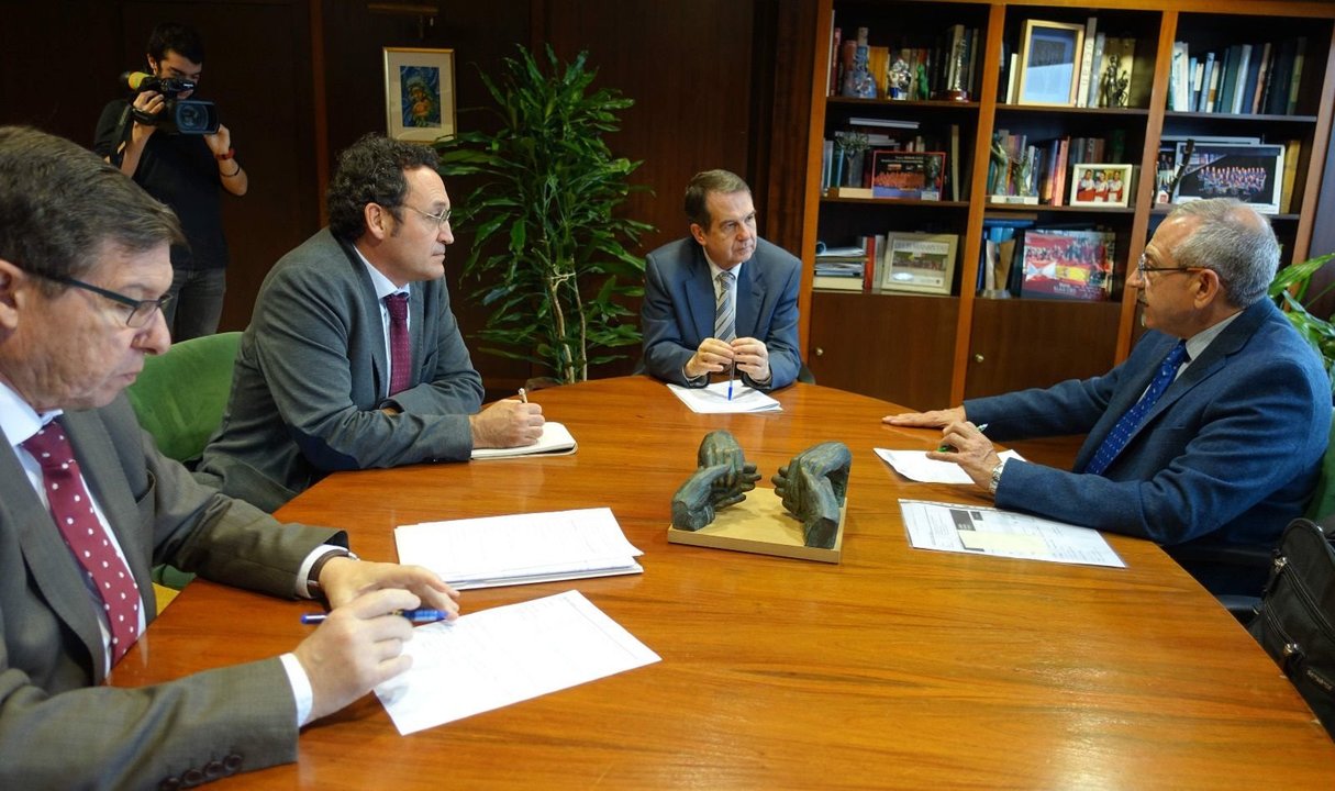 Caballero entre los fiscales de Medio Ambiente de Galicia y España, Álvaro García y Antonio Vercher.