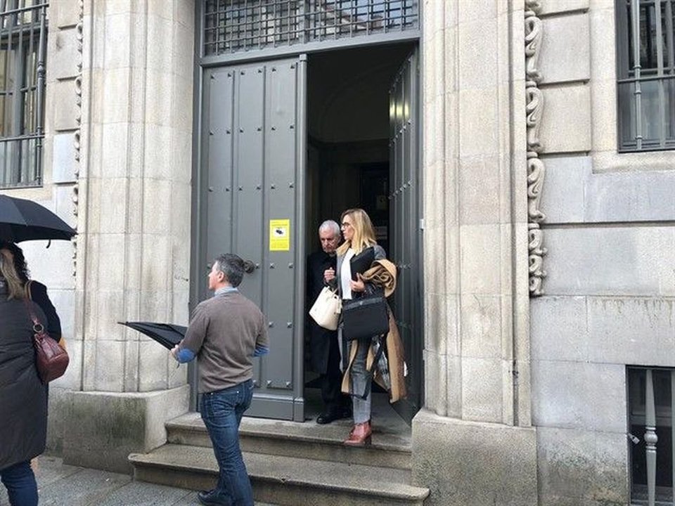 El obispo, ayer, a la salida de la Audiencia tras declarar en el juicio.