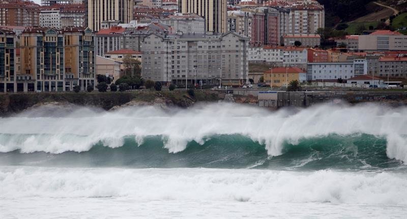 Las olas rompiendo contra la costa