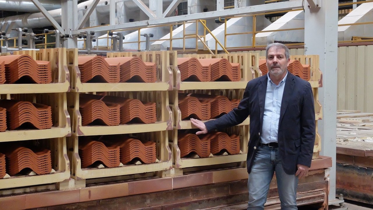 Luis Verea, director general de la empresa, que fabrica más de 60 millones de tejas al año.