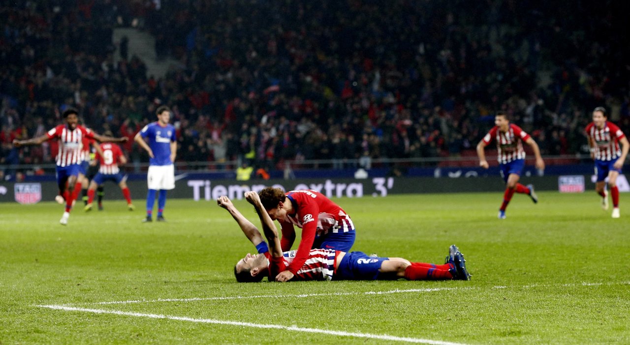 Godín celebra con Griezmann el gol de la victoria en el minuto 91.