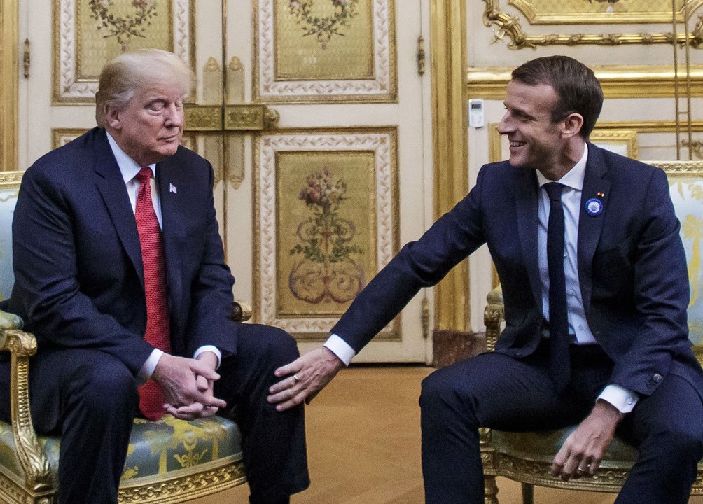 El presidente francés Macron da una palmadita en la pierna a Trump, que no oculta su desacuerdo.