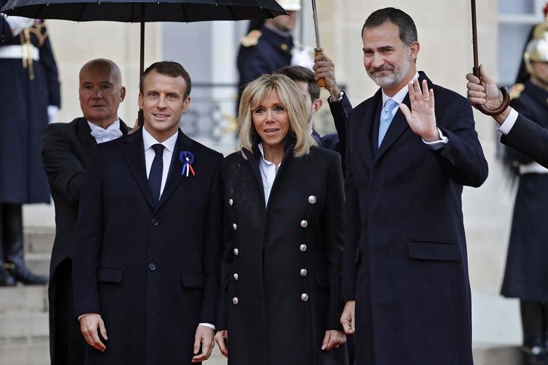 El presidente francés, Emmanuel Macron (i), y su esposa Brigitte Macron (c) le dan la bienvenida al Rey Felipe VI (d), de España