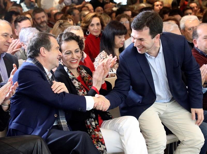 El secretario general de los socialistas gallegos, Gonzalo Caballero (d), saluda a su tío y al alcalde de Vigo, Abel Caballero