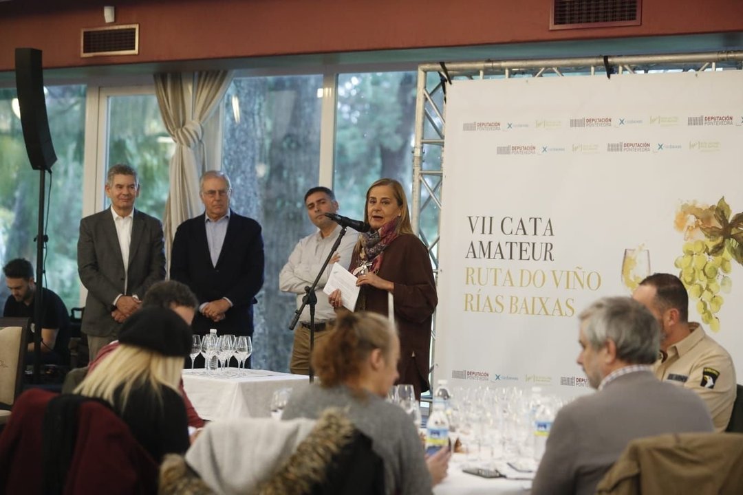 La presidenta de la Diputación, Carmela Silva, en la cata, ayer en el Castillo de Soutomaior.