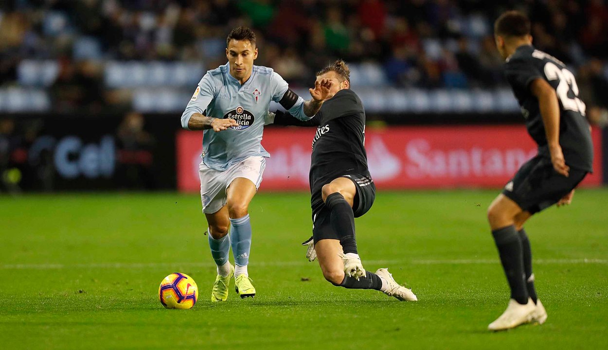 Hugo Mallo se lleva un balón ante Gareth Bale en el partido disputado ayer en Balaídos.