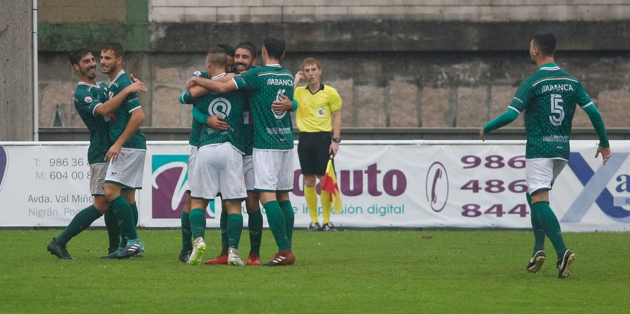 Los jugadores del Coruxo celebran el primer gol de Manu Justo, que los ponía por delante en el marcador en el enfrentamiento contra el Adarve.