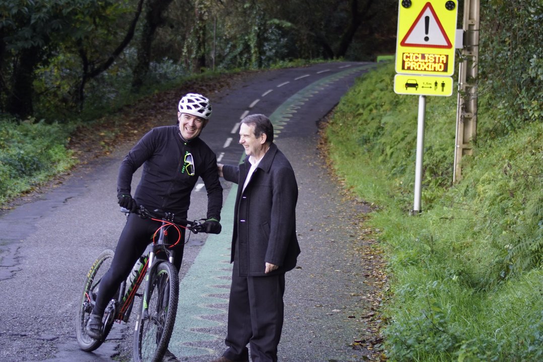 Abel Caballero con un ciclista, ayer probando la señal en la Senda da Auga.