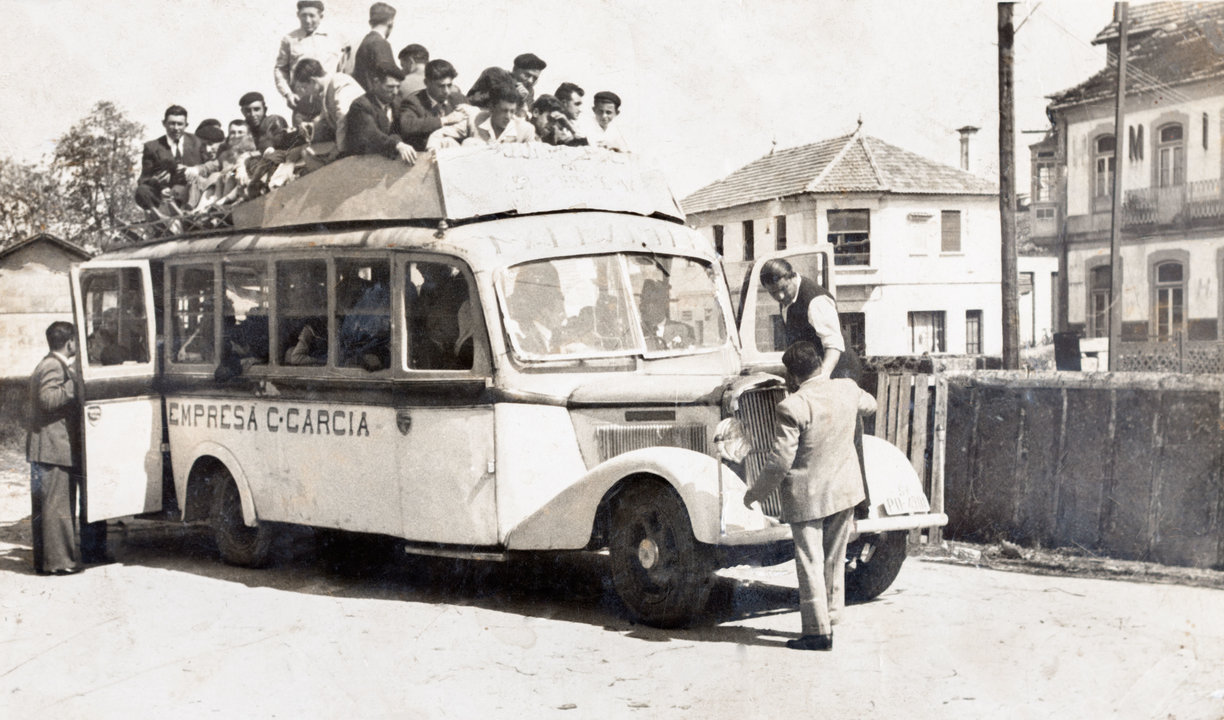 Aficionados del San Lorenzo  (1956), camino del Campo de Lourambal, Porriño, para asisitr al partido contra el Juvenil de Ponteareas.