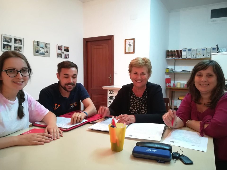 Marina Alfaro, portavoz local y coordinadora comarcal, con la ejecutiva socialista de Mondariz.