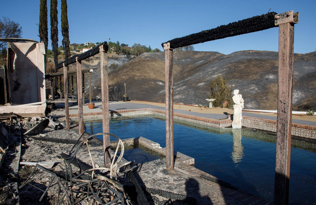 La piscina, lo único que quedó en pie en una de las viviendas consumidas por el fuego.