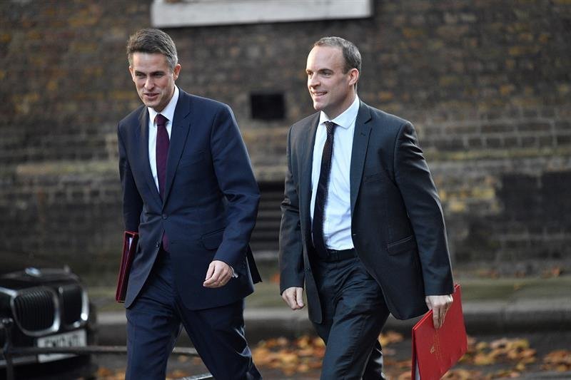 El ministro británico para el &#34;brexit&#34;, Dominic Raab, y el ministro británico de Defensa, Gavin Williamson, llegan a una reunión del Consejo de Ministros en Downing Street, en Londres