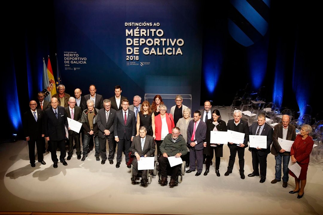 Fotografía de familia de la gala de entrega de las distinciones al Mérito Deportivo.