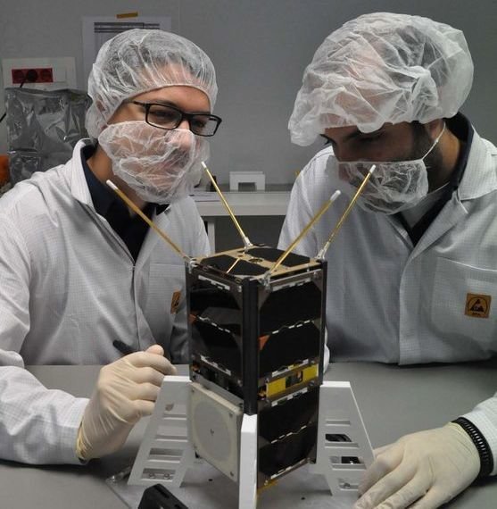 El nuevo satélite, en la imagen, pesa poco más de dos kilos.