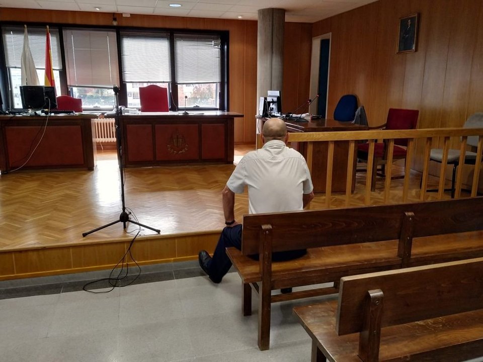 El coductor condenado J.P.F. esperando al comienzo de la vista en los juzgados de Vigo.