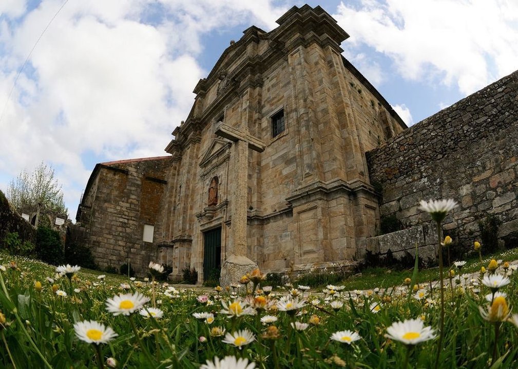 La iglesia parroquia es el único elemento público del antiguo Monasterio de Oia.