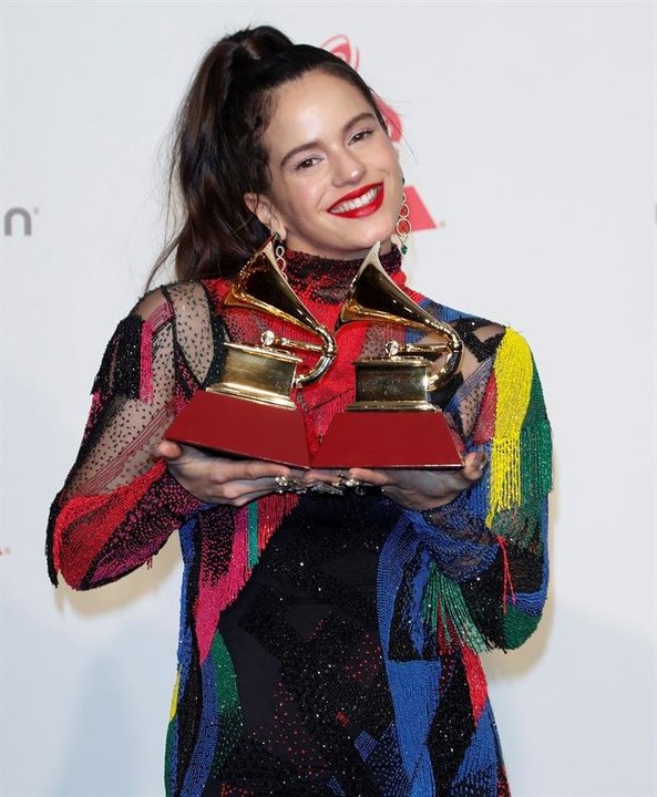 Rosalia, ganadora de Mejor Canción Alternativa y Mejor Actuación en Fusión Urbana, posa con su premio en la XIX edición de los Premios Grammy