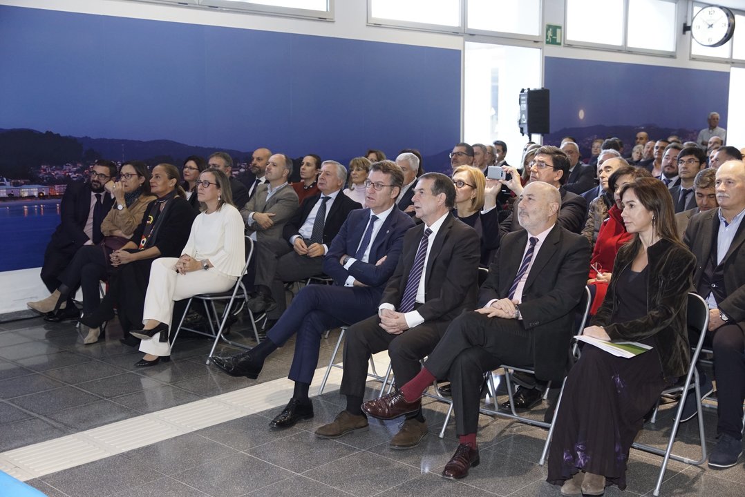 El acto de presentación de la nueva estación contó con el presidente de la Xunta, alcalde de Vigo, delegado del Gobierno y presidenta de ADIF.