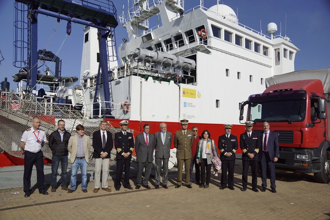 Altos cargos del Ministerio de Ciencia y del CSIC se desplazaron a Vigo para despedir al barco.