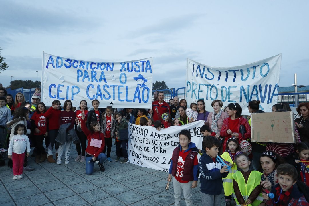 Familias de Navia se manifestaron ayer por el nuevo mapa escolar
