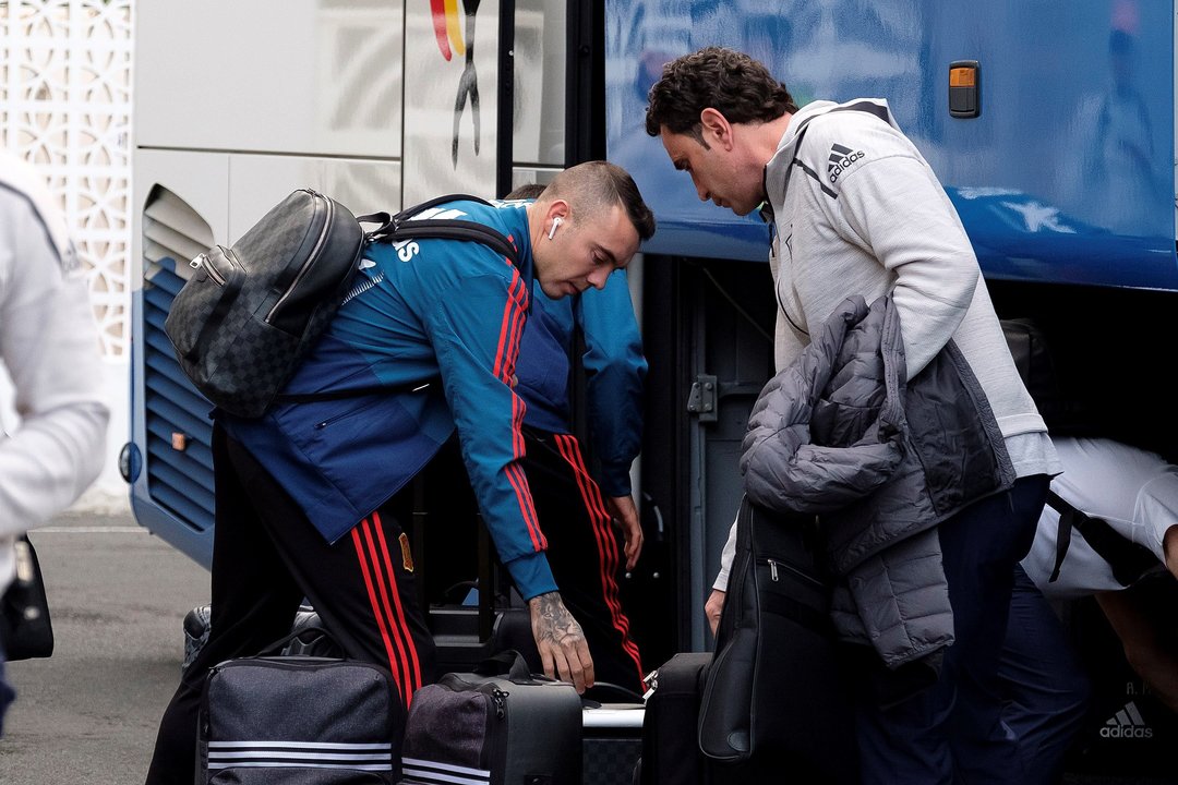 El delantero del Celta Iago Aspas recoge su maleta al llegar al hotel de concentración en Las Palmas.