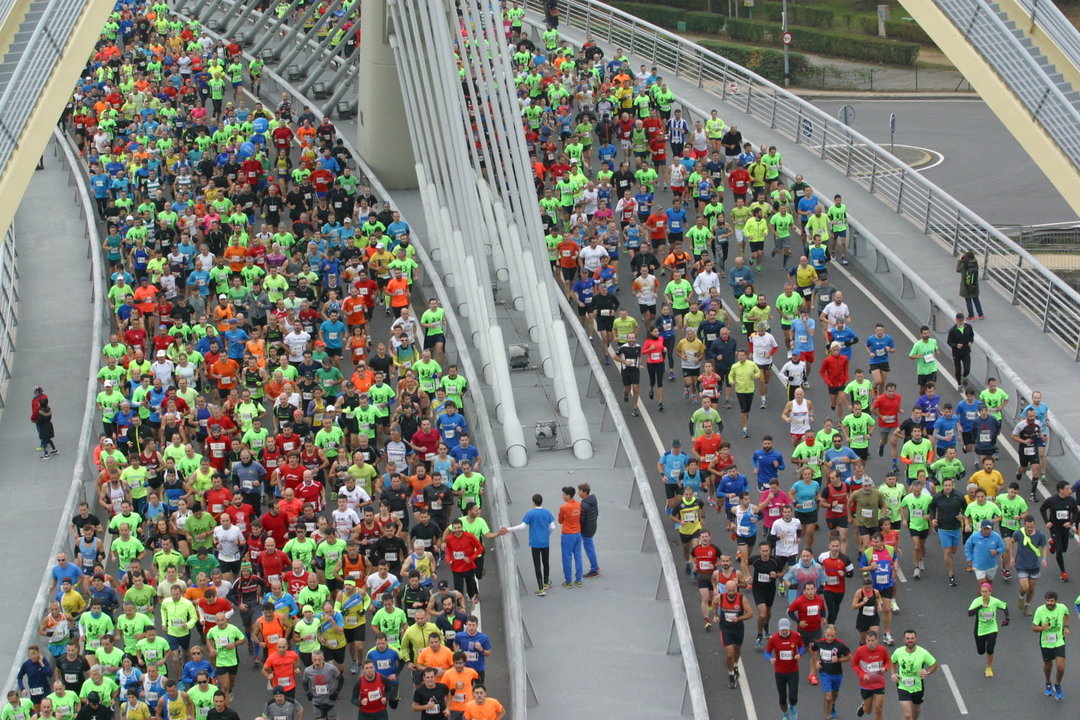 El Puente del Milenio volverá a ser mañana el punto de salida de la carrera popular San Martiño.