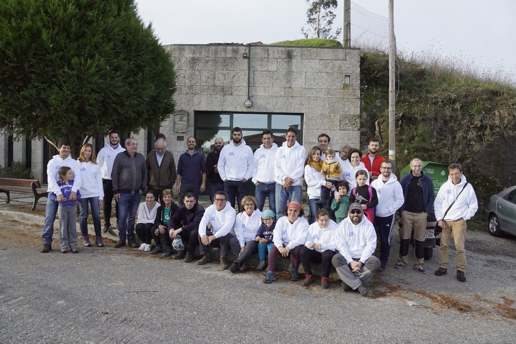 Voluntarios de Abanca en los montes de Coruxo, con el grupo naturalista Hábitat.