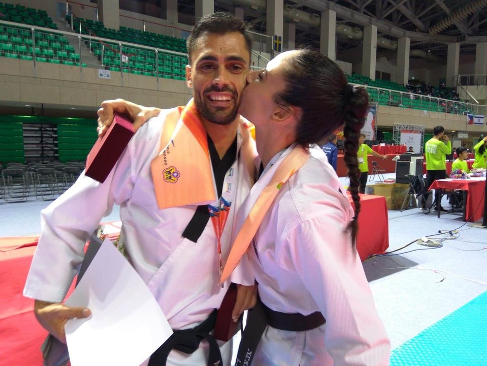 Samuel Meilán y Nera Alamancos, del Tao, celebraron su bronce en el Mundial de taekwondo en Taiwán.