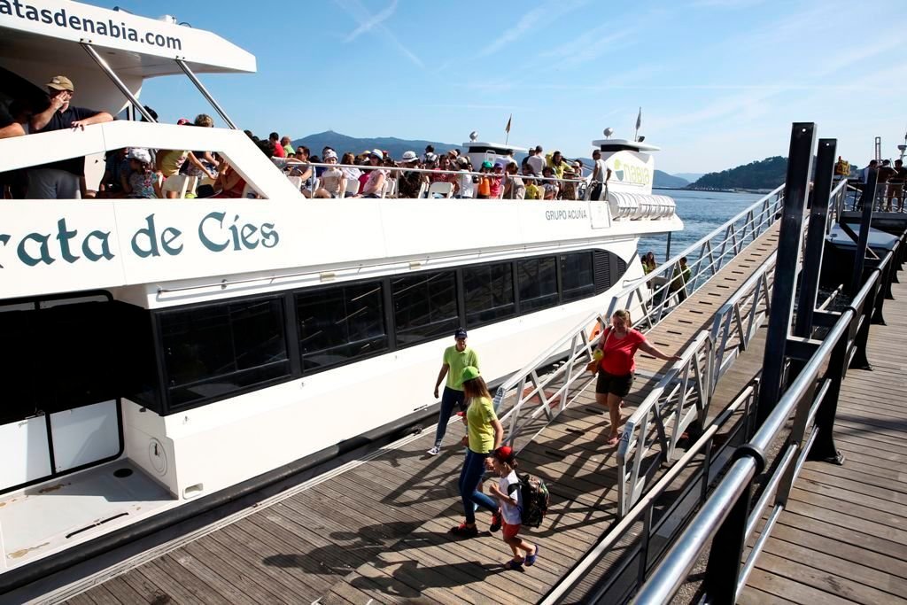 Viajeros subiéndose al barco desde Vigo para ir a Ons y a Cíes durante el pasado verano.
