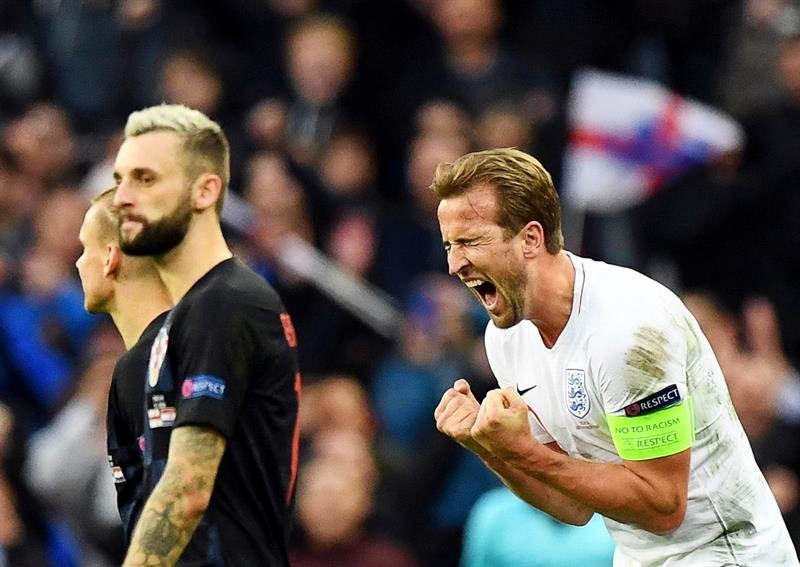 Harry Kane celebra la victoria de Inglaterra al final del partido contra Croacia.