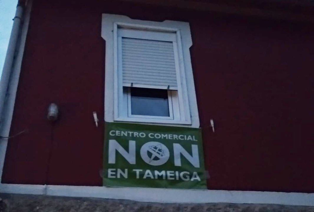 Los carteles que lucen muchas casas de Tameiga.