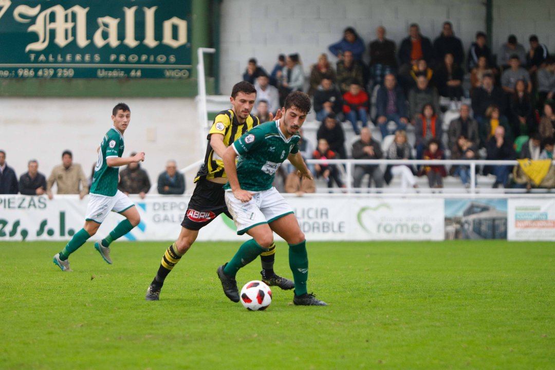 Fernando Beltrán, centrocampista del Coruxo, trata de llevarse el balón en el partido disputado ayer en el campo de O Vao.