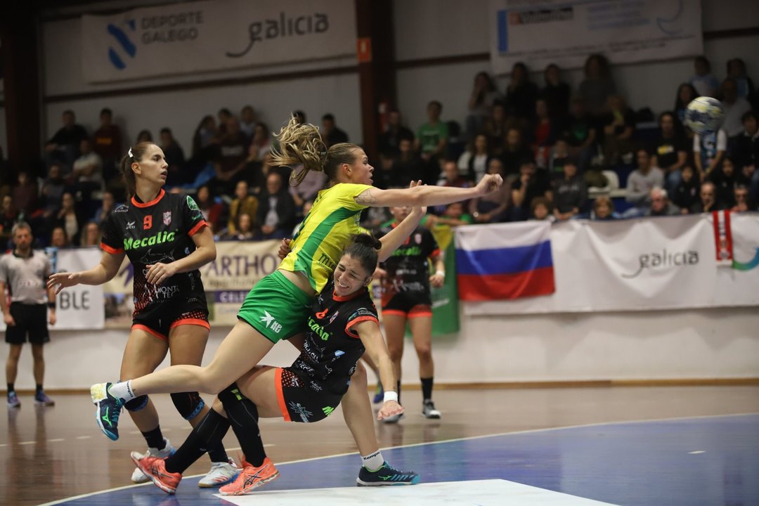 Estela Doiro es arrollada por una jugadora del Krasnodar Kuban en una acción de lanzamiento en el encuentro                                               disputado ayer en A Sangriña.