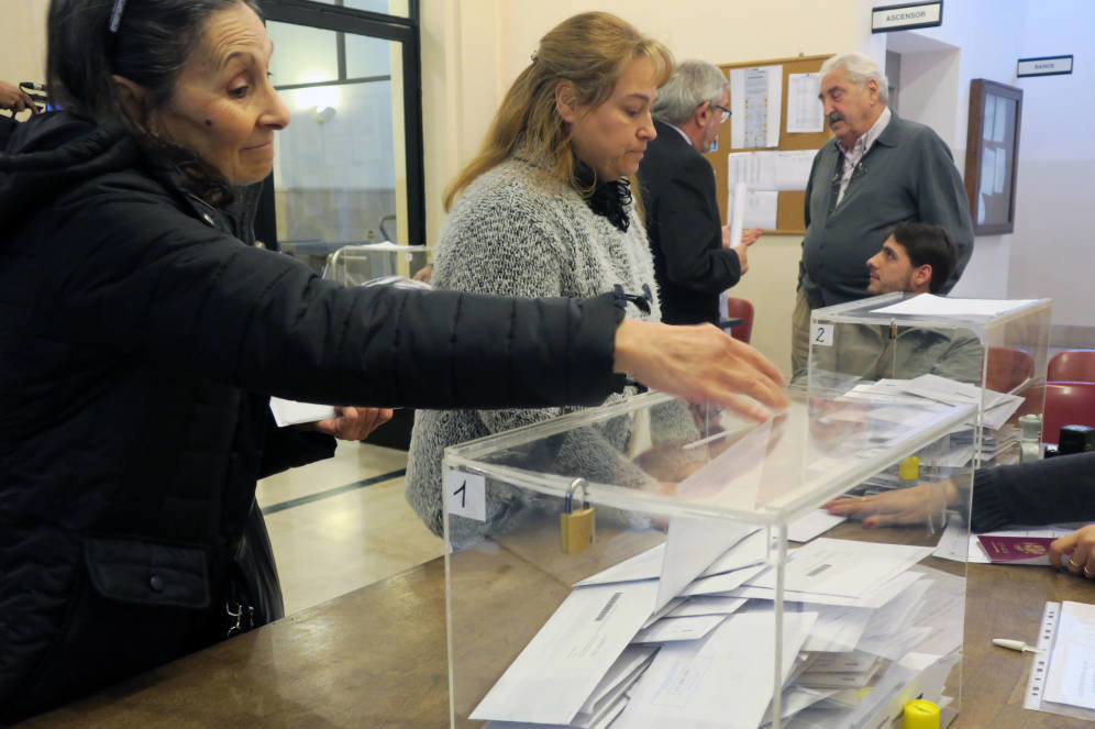 Emigrantes en Argentina, votando en Buenos Aires en las elecciones generales de junio de 2016.