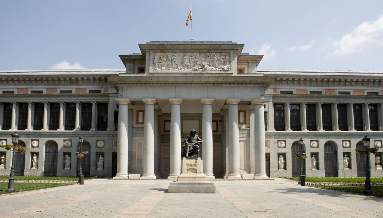Fachada principal del Museo del Prado, con la estatua de Velázquez.