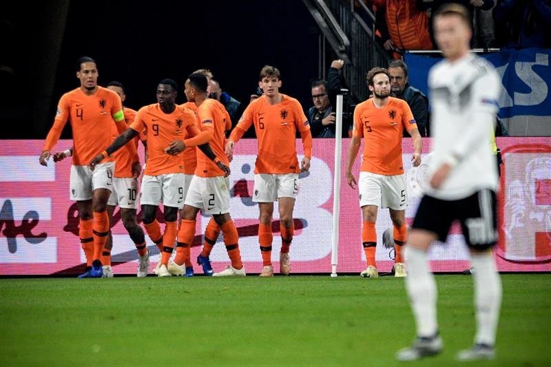 El holandés Virgil Van Dijk (i) celebra un gol durante el partido de Liga de Naciones entre Alemania y Holanda