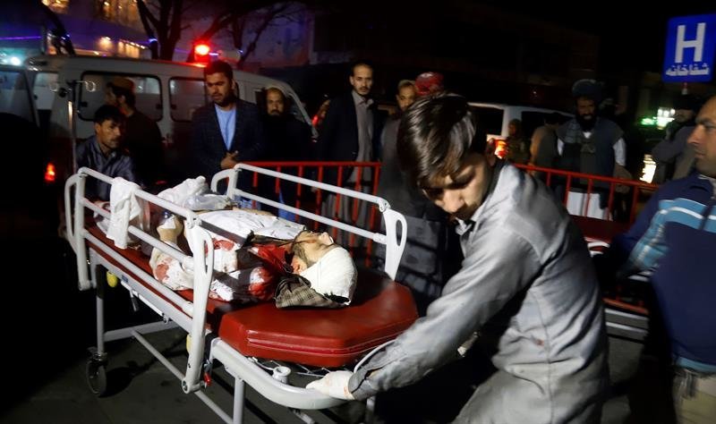 Miembros de los servicios de emergencia transportan en camilla a un herido tras un ataque suicida en Kabul