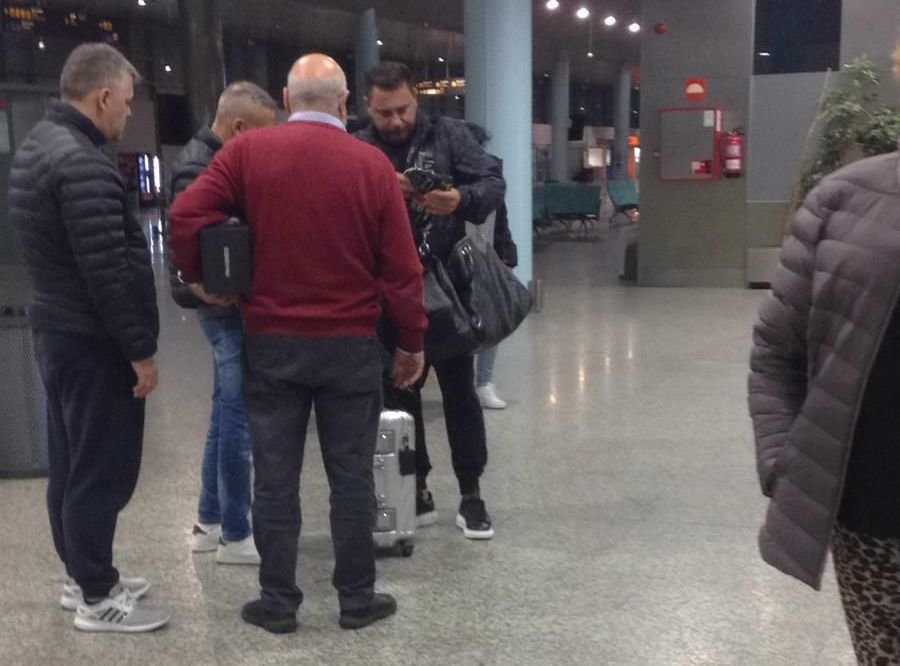 Antonio Mohamed dejó anoche Vigo para dirigirse a Argentina, haciendo escala en Madrid. En Peinador recibió el apoyo de los aficionados.