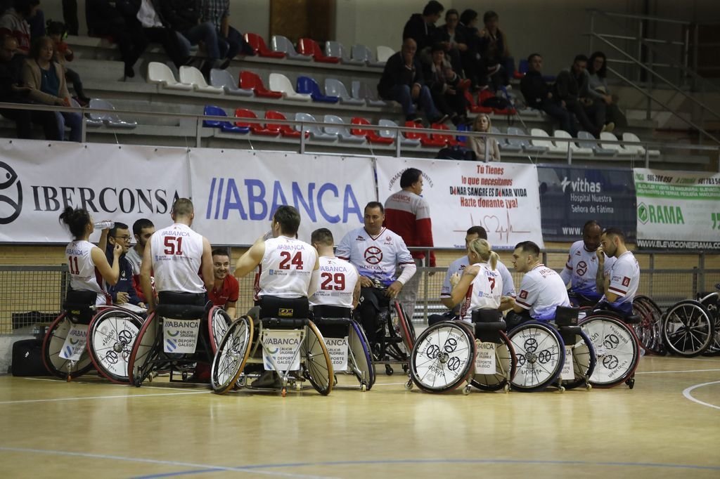 César Iglesias da instrucciones a sus jugadores durante el último partido en Bouzas.