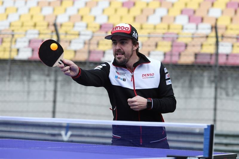 Fernando Alonso jugando al tenis de mesa