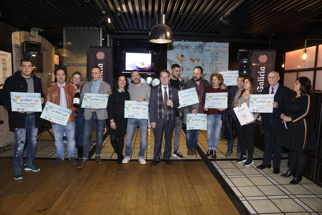 El alcalde Abel Caballero, en foto de familia con los ganadores de todas las  categorías de la última edición del “ Petisquiño”.