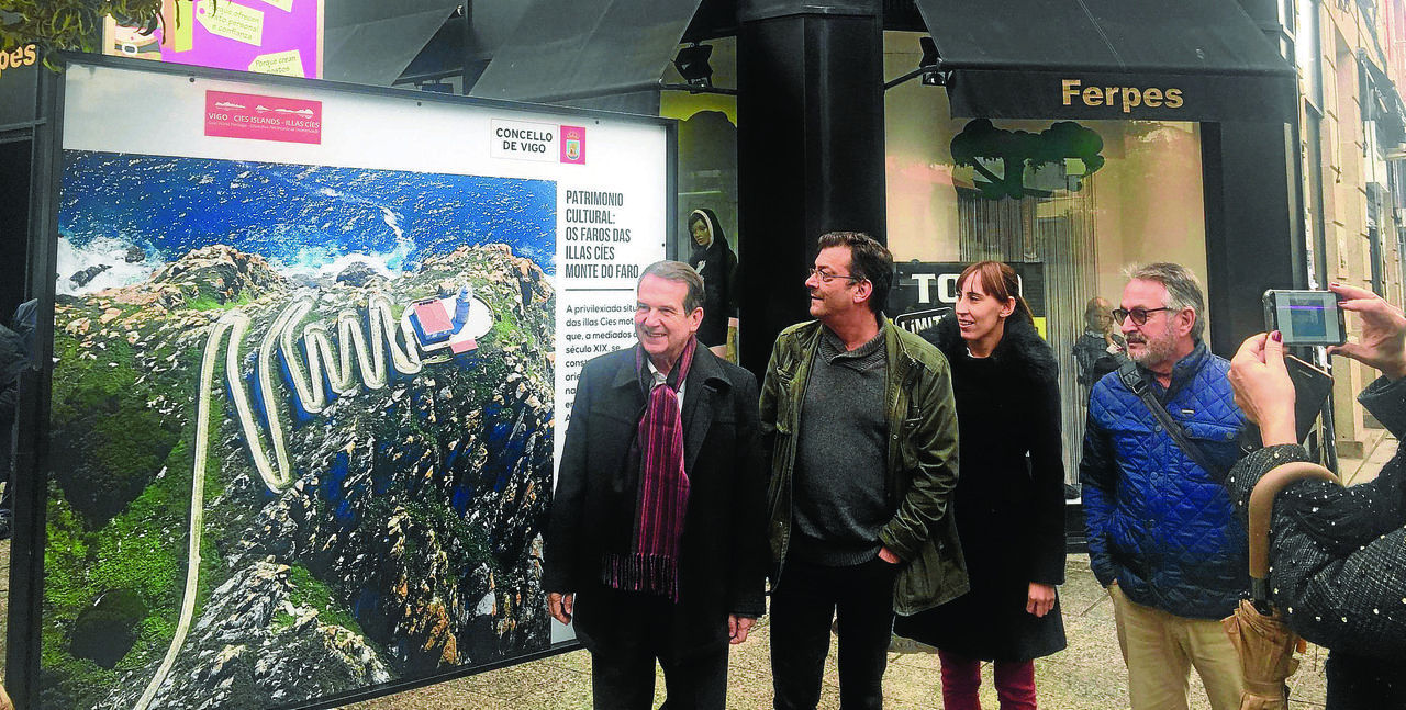 El alcalde de Vigo, Abel Caballero, durante la inauguración de la exposición fotográfica “Las mil caras de las islas Cíes”, que puede verse hasta el 17 de diciembre en la                                      zona peatonal de O Calvario.