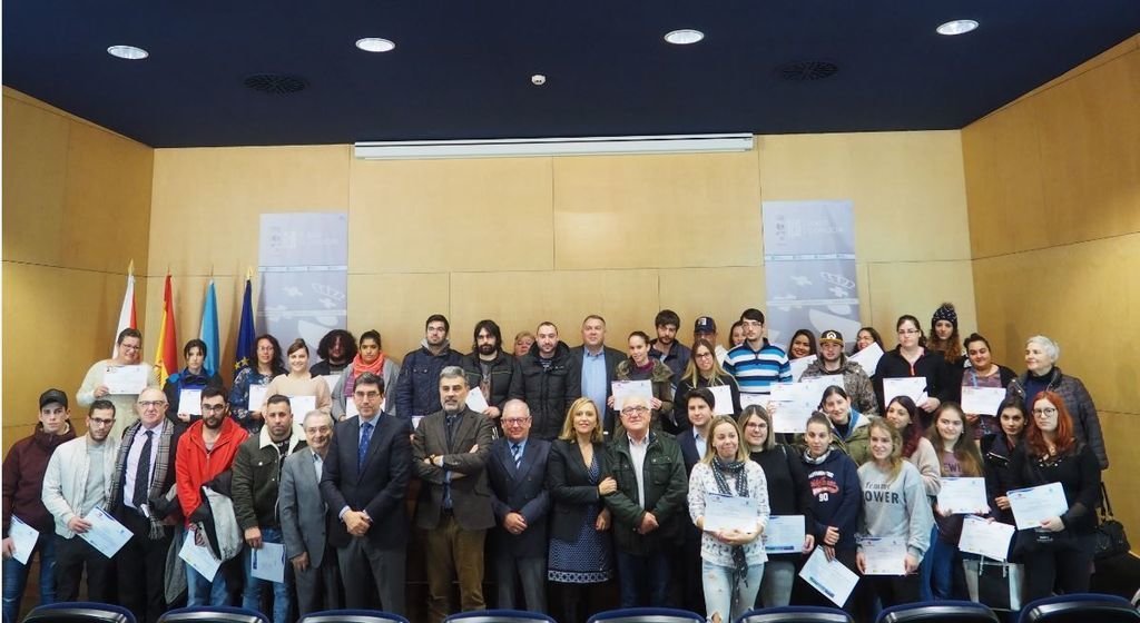 La foto de familia de la dirección de Centro Príncipe, los participantes en el programa y representantes de la Xunta.