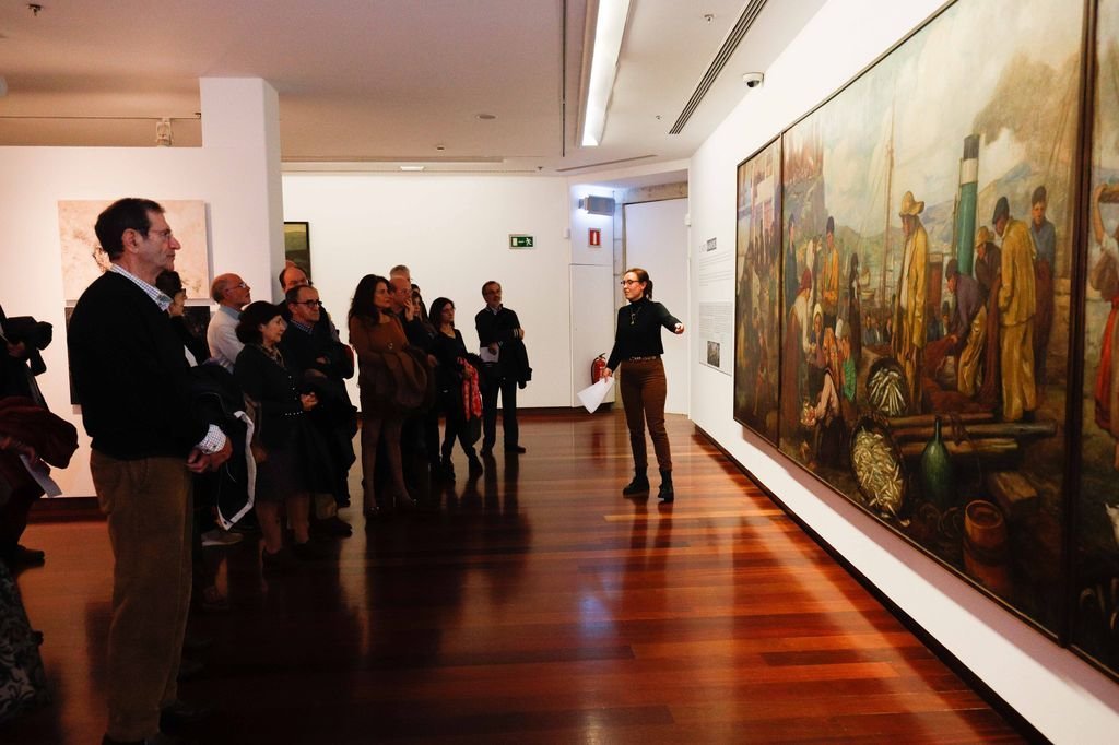 Los primeros visitantes en la exposición “Latexos”, ante el cuadro de Carlos Sobrino.